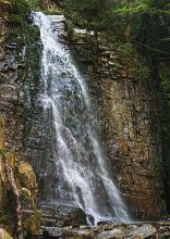 &quot;Алмазна сыплется гора...&quot; / Манявский водопад – уникальный памятник природы, один из живописнейших горных водопадов. Его считают самым высоким в Карпатах.
 Спрятан Манявский водопад от человеческих глаз в горном ущелье, и до него не так легко добраться. Для этого нужно подняться вверх по течению речки Манявки, несколько раз перейдя речку вброд.  Топая по дороге к Манявскому водопаду вдоль каньона Манявки,  можно увидеть многочисленные выходы горных пород, напоминающих почему-то кривую крипичную кладку. Поток воды распадается на облако воды, струящееся вдоль отвесного обрыва . Потоки помельче где-то на пол-пути распадаются на ещё более мелкие, ударяясь  о каменные выступы, образуя широкий серебрящийся водопад, падающий с высоты около 20 метров.

Украина, Ивано-Франковская область, село Манява