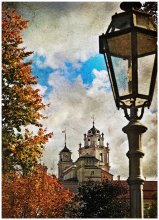 Осенью навеяно... / Вильнюс. Вид со двора Президентского дворца на колокольню  костела Св. Иоанна Крестителя и Св.Иоанна евангелиста.