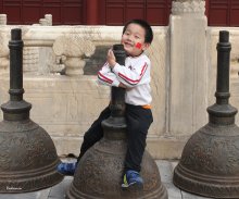 Счастливый китайченок / Некоторые китайские родители все еще испытывают неописываемый восторг, когда иностранцы фотографируют их детишек. Да и сами детишки получают массу удовольствия.

А было дело в Запретном городе..
