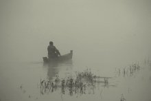 В туманную даль. / Раннее утро с обволакивающим туманом и видимостью не более 20 - 30 метров, когда не видно противоположного берега.