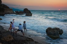 На фоне неспокойного моря / Закат на Эгейском море