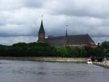 Кафедральный собор. / Начало строительства Кафедрального собора большинство исследователей относят к концу 20-х годов XIV века. 13 сентября 1333 года было получено официальное разрешение на его возведение от гроссмейстера Ордена Людеруса Брауншвейгского. Его здание выполнено в готическом стиле. Неоднократно перестраивался в XIV-XVII веках. В 1640 году были установлены башенные часы, а в 1695 году-орган (реконструированный Мозенгелем в 1718-1721 годах) с 60 регистрами. Последняя реконструкция собора осуществлена в 1901-1907 годах, тогда он был освобожден от штукатурки и вернул свой первоначальный вид. Собор обладал громадными ценностями: богатым алтарем XIV-XV веков, фресками XIV века и живописью кисти Лукаса Кранаха XVI века, ценным убранством. Он являлся местом погребения орденской знати и первого герцога Пруссии Альбрехта, принадлежал Земландскому епископу, однако уже с XVI века стал приходской церковью Кнайпхофа и университета. Здание сильно пострадало во время Второй мировой войны. В 1992 году началась реконструкция Кафедрального собора, которая ведется и сейчас. После реконструкции Кафедральный собор стал одним из самых любимых мест посещения для туристов и жителей г.Калининграда. Находится на острове Канта.