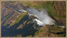 Зияющая бездна / Снимок водопада Виктория сделан с вертолёта в сентябре 2012 года со стороны Зимбабве.