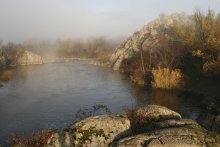 У истока Архейских гор. / Живописный уголок природы Южного Буга в районе горы &quot;Высокая&quot;.

Архейская эра ведет свое начало со времени, когда Земля сформировалась как планета—около 4 млрд. лет назад. Ее продолжительность составляет 1 млрд. лет.

Первичная кора, образовавшаяся в результате охлаждения Земли, беспрерывно разрушалась паром и газом, которые выделяло раскаленное вещество. Извергаемая миллионами вулканов лава застывала на поверхности, образуя первичные горы и плоскогорья, материки и океанические впадины.