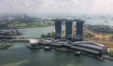 Причина и следствие / Вид на Marina Bay Sands, Singapore Flyer и суда на рейде морского порта