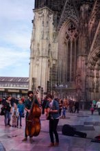 &nbsp; / Очень часто на улицах Кёльна можно встретить талатливых музыкантов. 
https://www.facebook.com/thestreetles?ref=ts&amp;fref=ts
 Der Spaziergang durch Köln