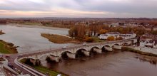 Сумерки над  Амбуаз. / Амбуаз — городок в самом сердце Франции, расположен вдоль берега Луары. Очаровательный и уютный, он, впрочем, похож на множество других маленьких городов и деревень, разбросанных по всему «гексагону». Весь городок с замком — готовая декорация для театрального действа или съемок фильма, скажем, по сказкам Перро. Набережная переходит в заросший травой берег реки с плакучими ивами, нависающими над тихой мутноватой водой.