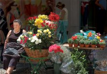 Цветочница / Продавщица цветов в туристической зоне Лиссабона.