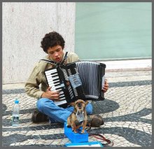 Дайте медный грошик, господин хороший. / Цыганский мальчик просит милостыню на улице Лиссабона.