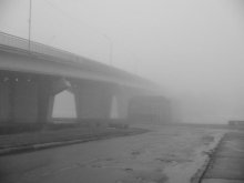мост в тумане, как дорога ведущая в никуда-исчезает.. / мост и слякоть
