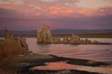 Туфы Mono Lake / Закат окрашивает известняковые памятники в разнообразные цвета