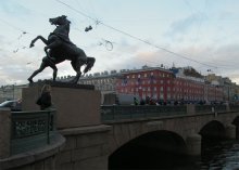 Аничков мост / один из самых известных мостов города. Постоянный каменный мост переброшен через Фонтанку по линии Невского проспекта в 1785 году.Своим названием мост обязан подполковнику-инженеру Михаилу Аничкову, чей батальон во времена Петра Великого дислоцировался за Фонтанкой в старой финской деревне, так называемой Аничковой слободе. Статуи на мосту изображают четыре разных стадии покорения коня.