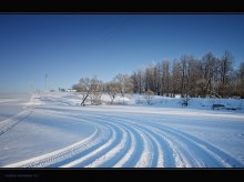 Следы на снегу. / Зимний пейзаж в одной из деревень Владимирской области.