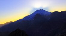 Эльбрус коронованный солнцем / Солнце ждали откуда угодно, но поднялось оно четко из-за вершин Эльбруса. Кавказ.
