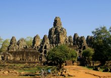Ангкор / Есть в Камбодже, севернее озера Тонлесап, удивительное место Ангкор, что значит «город». Это один из самых крупных храмовых комплексов в мире. На площади 200 кв. км расположено почти две сотни культовых сооружений. Кхмеры строили свои храмы примерно так: они просто нагромождали каменные глыбы, привезенные из карьера, друг на друга, а потом отсекали все лишнее. Все анкорские здания складывались из блоков, между которыми не было цементирующего раствора.

Ходить по Ангкору не безопасно. Конструкции не вполне надежны. Мягкий камень разрушается грибком, фундамент проседает, и блоки смещаются. Того и гляди, что-нибудь свалится на голову. Когда ходишь, больше смотришь не под ноги, а наверх. Чтобы посетителя случайно не прибило камнем, сверху натянута железная сетка, правда, не везде.