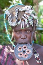 девушка племени Мурси / Мурси- одно из самых агрессивных племен юга Эфиопии. Классическая тарелка - признак принадлежности к племени и даже говорят символ женской красоты! Фото сделано в ходе поездки по Эфиопии в январе 2013года.