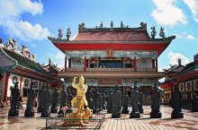 китайский храм Вихарнра-Сиен / китайский-храм Вихарнра-Сиен-один из самых интересных храмов-музеев. Он содержит в себе множество древних картин, скульптур и различных интересных экспонатов, описывающих историю смешения тайской и китайской религии.
