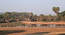 Ангкор. / Этот удивительный и таинственный город, случайно обнаруженный в джунглях, на протяжении тысячелетий будоражит людское воображение. В 1992 году Ангкор вошел в список памятников Всемирного достояния человечества и был взят под охрану ЮНЕСКО. Ангкор занимает около 600 кв.м. площади и является колоссальным архитектурным комплексом из храмов и дворцов. Все эти постройки густо оплетены лианами и другой тропической растительностью, что придает им совершенно особый и ни с чем не сравнимый вид.