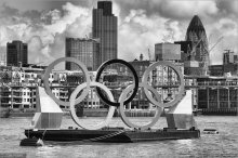 Символ пяти континентов / Официальная эмблема Олимпийских Игр состоит из пяти сцепленных между собой кругов или колец. Этот символ был разработан основателем современных Олимпийских Игр бароном Пьером де Кубертеном в 1913 году под впечатлением от подобных символов на древнегреческих предметах. Нет подтверждений, что Кубертен связывал число колец с числом континентов, но считается, что пять колец – символ пяти континентов (Европы, Азии, Австралии, Африки и Америки). На флаге любого государства есть по крайней мере один цвет из представленных на олимпийских кольцах.