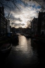 Амстердамские каналы / Прогуливаясь по центру Астердама всегда надо смотреть по сторонам.