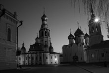 колокольня / ночная съемка вида церкви в центре города.