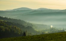 Карпатские горы в утренней дымке / Карпатские горы в утренней рассветной дымке