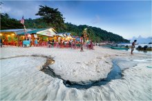 &nbsp; / Это не США, это Малайзия - Перхентианские острова. Вечереет, туристы занимают места в многочисленных кафе на узкой полосе суши между морем и джунглями.