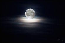 Луна / луна над облаком