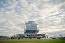 Национальная библиотека Республики Беларусь / Национальная библиотека на фоне перистых облаков