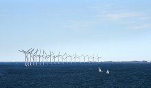 Экомир Норвегии / Ветряки были установлены в море в 12 км от побережья страны компаниями «StatoilHydro» (Норвегия) и «Simens» (Германия). Морские ветряные турбины уже существуют в различных местах по всему миру, однако в подавляющем большинстве случаев они прикреплены ко дну и являются стационарными. «StatoilHydro» использовала в качестве базы плавающий поддон, к которому были смонтированы сами ветряки. За счёт их мобильности, всегда можно перемещать их в наиболее ветряные регионы, чтобы выработка электроэнергии была всегда близка к максимальной.