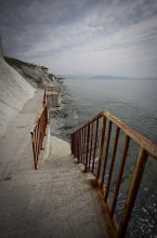 Олигархическая лестница к морю / море,скала,бетон,лестница