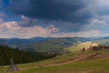 &quot;Светлый луч в темном царстве&quot; / Карпатский пейзаж. Все небо затянуто. Лишь какая-то небольшая частичка света пробивается сквозь тучи.