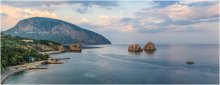Гурзуф / Вид из тоннеля Генуэзской крепости на артековский пляж, гору Аю-даг и Адалары. Панорама из 4-х кадров.