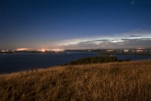 В лунном свете / Куйбышевское водохранилище и серебристые облака.
Казань, Россия.