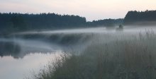 Вечерний туман / Вечерний туман с лугов стекает в реку.