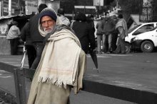 Среди суеты / Индийский старик в городе Щимла, Индия