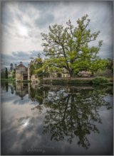 UK. Scotney Castle / Scotney Castle – английский загородный дом, окруженный садами, который расположен на юго-востоке Ламберхерста (Lamberhurst), деревни в долине реки Бьюл.
Основной достопримечательностью этого места стали остатки средневекового манора, укрепленного особняка постройки XIV века, окруженного рвом, который называется Старый замок Скотни. По сути, он стоит на островке посреди крошечного озера, выполняющего роль рва. Озеро окружают разросшиеся на склонах сады с прекрасными коллекциями рододендронов, азалий и кальмий, которые цветут весной; летом приходит черед роз и глициний; а после все это разнообразие кустарников и деревьев радует глаз осенней листвой.


источник: http://united_kingdom.worlds.ru/articles/united_kingdom_article_7990.shtml
официальный сайт: http://www.nationaltrust.org.uk/scotney-castle/