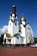 Церковь Святых Петра и Павла (Сестрорецк) / Церковь в городе Сестрорецке построена  в память о ранее существовавшем храме. Место для храма выбрано не случайно. Именно здесь, в озере Сестрорецкий Разлив в 1721 году крестьянин Ефим Никонов, русский умелец-гений, продемонстрировал императору Петру I «потаенное судно» — прообраз подводной лодки. Петру понравилась идея «ходить под водой и подбивать военный корабль по самое дно», однако со смертью Петра I работа над «потаенным судном» прекратилась. В увековечение этого места и события по инициативе сестрорецких подводников в 2000 году была заложена маленькая деревянная часовня святителя Николая Чудотворца, в фундамент которой были заложены капсулы с землёй, привезённая со всех мест базирования и строительства подводных лодок в России: из Оленьей губы, Лиинахамари, Гремихи, Видяево, Сормова, Комсомольска-на-Амуре, Санкт-Петербурга, Северодвинска, Магадана, Рыбачьего(Камчатка), Гаджиева, Кронштадта, Севастополя и Сан-Диего (места захоронения части экипажа лодки К-129, погибшей в 1968 году в Тихом океане). В наши дни все приходящие к храму могут осмотреть макет «потаенного судна», так называемой бочки Никонова.