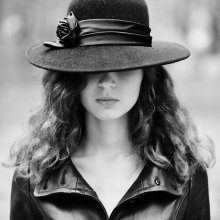 Девушка в чёрном / модель Алёна Садыкова