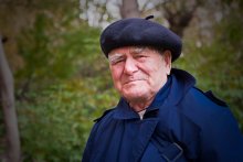 Поколение / г.Екатеринбург ул. Первомайская пожилой прохожий влюбленный в свою жену.