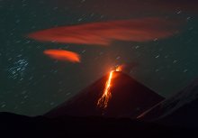 Огненные облака / Ровно 3 года назад день в день я уже наблюдал за извержением этого исполина. В наших планах было ехать на съемки извержения вулкан Толбачик, но как раз за неделю до начала нашего путешествие оно закончилось, но не прошло и недели как пришли известия о том, что началось извержение Ключевской сопки куда мы и отправились, скорректировав свой маршрут.
Подробности читайте здесь http://ratbud.livejournal.com/16950.html