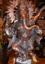 Мудрый Ганешу / Ганешу - индийское божество, олицетворяющее собой мудрость. Этот бог имеет столь же необычную историю происхождения, как и его внешность.