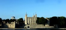 Лондонский Тауэр. / Лондонский Тауэр — один из символов Великобритании. Он занимает особое место в истории английской нации и является одним из наиболее посещаемых мест в мире. Известные всем вороны Тауэра, йомены-стражники, королевские драгоценности и рассказы о мрачной крепости-тюрьме — вот лишь самые первые ассоциации при названии Лондонский Тауэр.