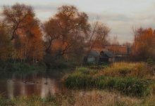 осеннезакатная с утками и рыбаком / октябрьский вечер закат на реке