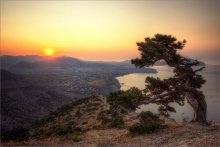 Навстречу солнцу / Вид на Судак с горы Сокол. Рассвет после комариной ночи на горе.