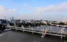 Мост Ватерлоо. / Мост Ватерлоо – один из многих великолепных мостов, построенных для перехода через реку Темзу. Пешеходный и транспортный, он находится между Блекфриарским и Гангерфордским мостами Лондона. Самый “современный из исторических” мостов в центре Лондона – мост Ватерлоо. Мостов с этим названием тоже было два – первый был построен в начале XIX века и считался одним из красивейших мостов Европы. Его пришлось снести из-за серьезных разрушений, и новый мост был открыт в 1945 году