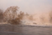 Парующий Gipanis / Состояние природы, когда река рождает туман.