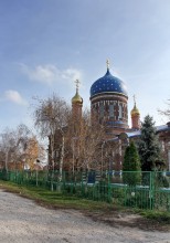 Сретенская церковь. / Первая Сретенская церковь в Роговом Стане (впоследствии станица Александровская) была заложена на средства станичников 14 июня 1776 г. В 1830 г. деревянная Сретенская церковь была перестроена: для неё соорудили каменный цоколь, сохранив деревянный верх. 
Впоследствие церковь неоднократно перестраивалась. Нынешний каменный Сретенский храм был заложен в 1902 г. Строился новый Сретенский храм, как и все предыдущие, на средства прихожан.Храм строился в русском стиле по проекту ростовского архитектора Г. Н. Васильева.В 2011 г. с Божией помощью, усердием священника Григория Гриднева и прихожан были воздвигнуты новые купола над боковыми приделами храма. Архиерейским подворьем активно ведётся работа по восстановлению первозданного облика храма.