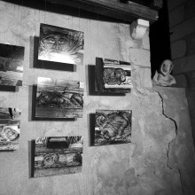 Ах..., вернисаж... / Данные картины часть всемирного культурного наследия из коллекции средневековой живописи (15 век) и находится в замке Монтрёй-Белле (Château de Montreuil-Bellay), официальный сайт http://www.chateau-de-montreuil-bellay.fr/castle/visite-visite-int-guidee.php, насколько я понял, автор карикатурных картин – ученик Леонардо да Винчи.