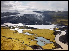 Исландия с воздуха / ледник и вытекающие из него реки. Снято с Сесны, аир-пано
